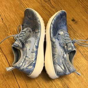 Nike Light Blue Floral Sneakers Size 9.5
